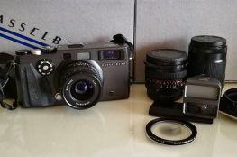 Hasselblad Xpan mit dem 30mm, 45mm, 90mm Objektiv, 30mm Aufsatz Sonnenblende und Centerfilter